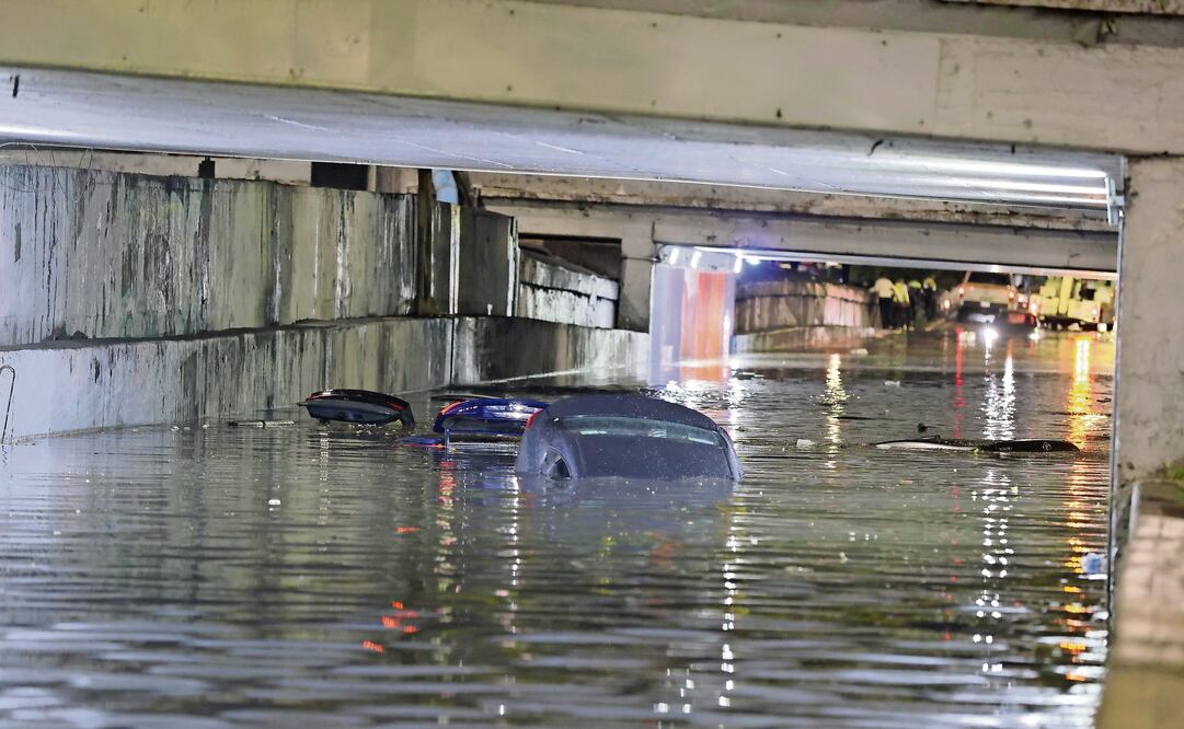 Automóviles quedaron bajo el agua en el paso a desnivel de Viaducto y Troncoso. Policías capitalinos acudieron a auxiliarlos. La lluvia persistía en la CDMX hasta el cierre de esta edición. Foto: Valente Rosas / EL UNIVERSAL
