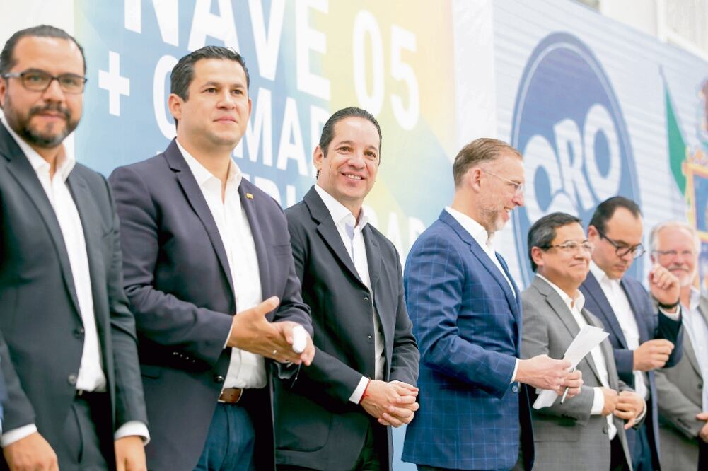 El gobernador Francisco Domínguez acudió a la inauguración de la ampliación de la Terminal Logistic del aeropuerto, en compañía de autoridades estatales. 