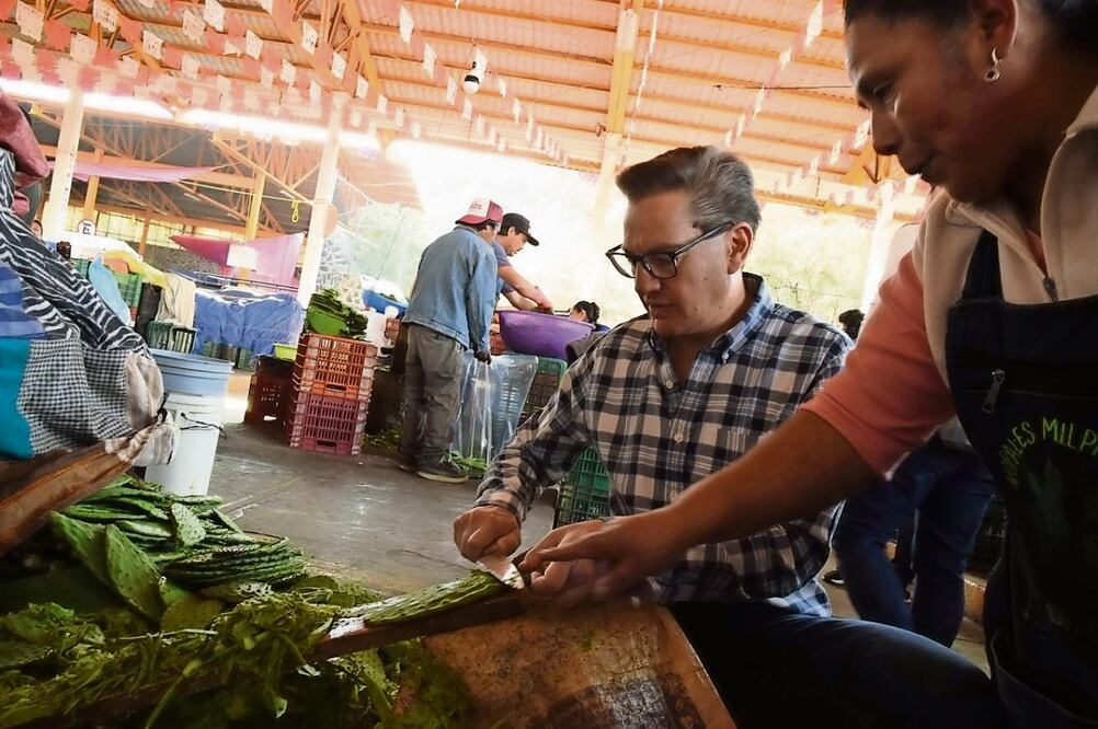 En su visita al Centro de Acopio de Nopal, Salomón Chertorivski también se comprometió a mejorar las condiciones laborales de los productores de Milpa Alta. Foto: Especial