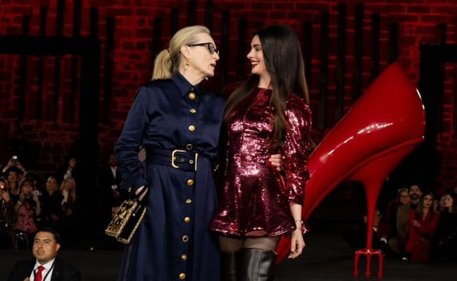 Meryl Streep y Anne Hathaway visitan la CDMX; fans las reciben entre gritos y lágrimas