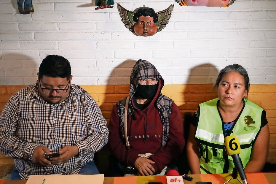 El sacerdote Filiberto Velázquez Florencio, la madre de Yanqui Khotan y padres de los 43 ofrecieron una conferencia para exigir castigo a los policías. Foto Especial