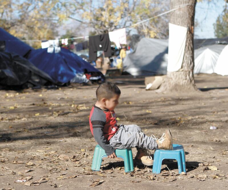 Mientras los adultos esperan el llamado de las autoridades migratorias, los más pequeños de las familias se divierten frente a las tiendas de campaña. Fotos: CHRISTIAN TORRES. EL UNIVERSAL