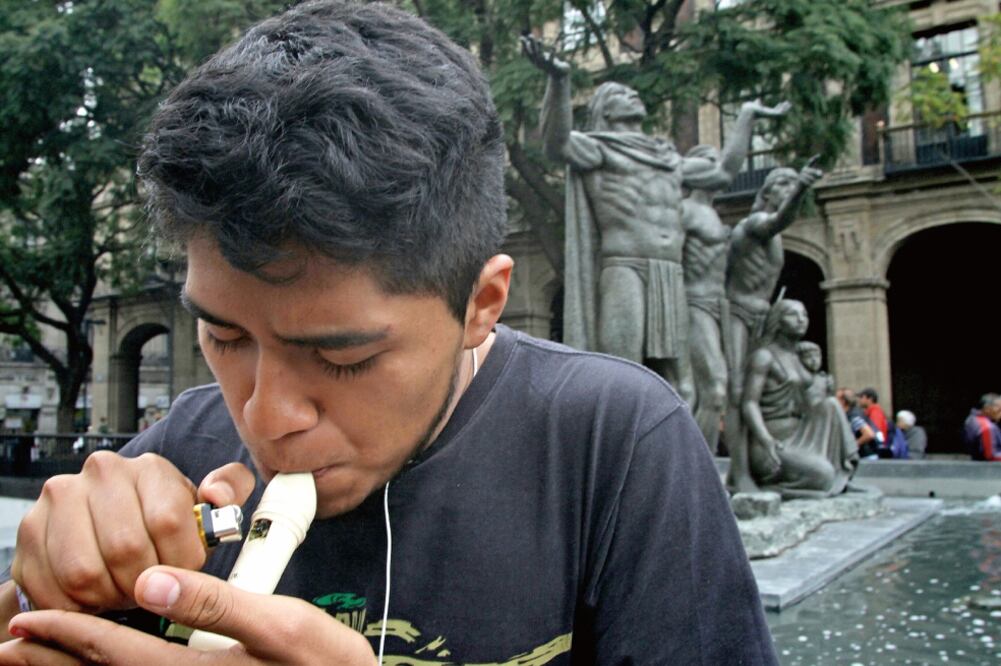 Mientras ministros debaten sobre el uso de la marihuana, afuera de la Corte jóvenes integrantes de diversas organizaciones se manifestaron en favor de la legalización del enervante con fines medicinales y recreativos (JORGE RÍOS. XINHUA)