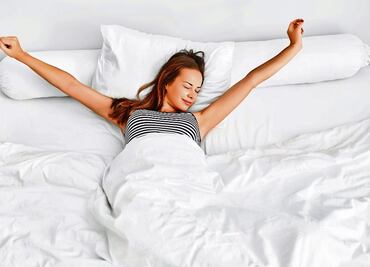 ¿Por qué abrazar la almohada mejora la calidad del sueño?