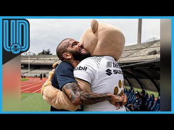 Dani Alves comparte foto abrazando a la mascota de Pumas y las redes explotan de amor