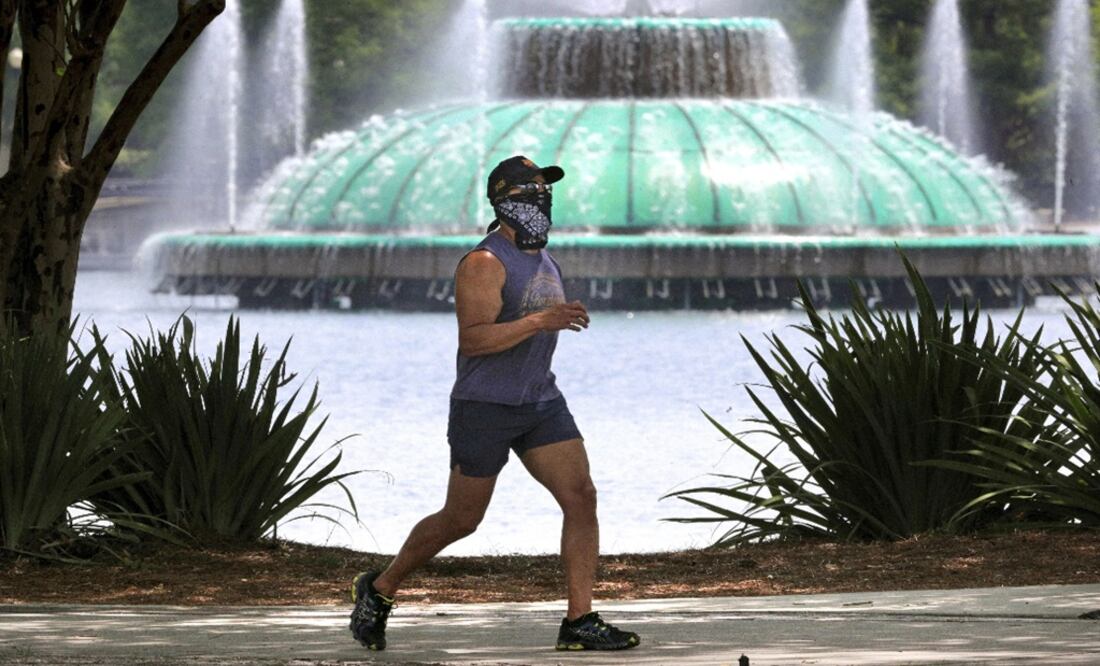 It is best to be at least 6 feet away from others while getting physical activity - Photo: Joe Burbank/AP