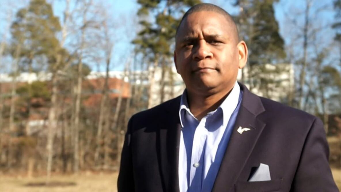 Se podrían diluir los anticuerpos de John Hollis al uno por mil y seguirían matando el 99% de los virus, aseguran los expertos. Foto: BBC