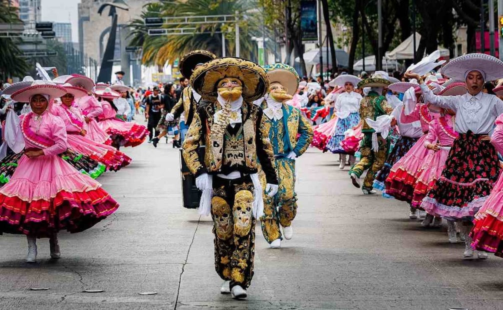 Entre música, colores y máscaras, el Zócalo vibra; carnavales celebran tradición.
Foto: Osmar Alvarado / EL UNIVERSAL