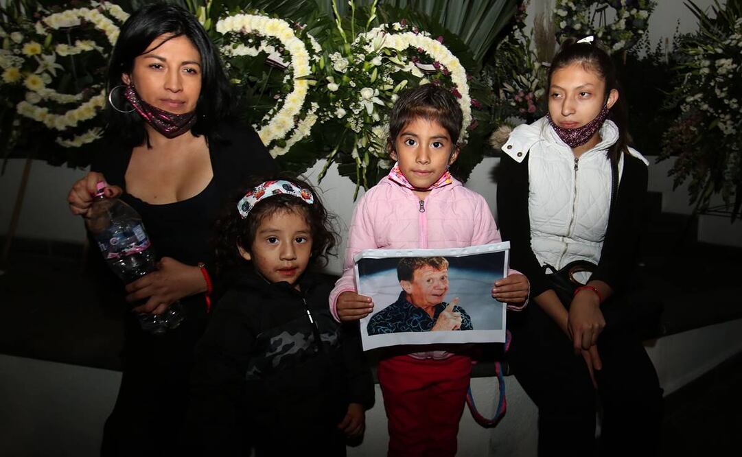 Una familia llegó con la foto de Chabelo  en la funeraria J. García al Sur de la CDMX lugar donde son velados los restos del famoso actor y conductor. foto: Carlos Mejía/El Universal
