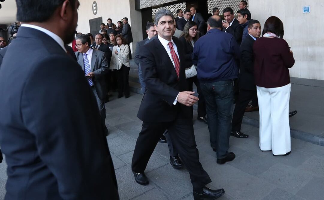 El titular de Profeco a su arribó a la plenaria de los diputados del PRI. /Ariel Ojeda - EL UNIVERSAL