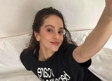 El fabuloso look Y2K de Rosalía con jeans a la cadera y crop top