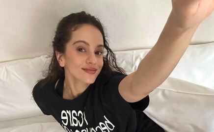 El fabuloso look Y2K de Rosalía con jeans a la cadera y crop top