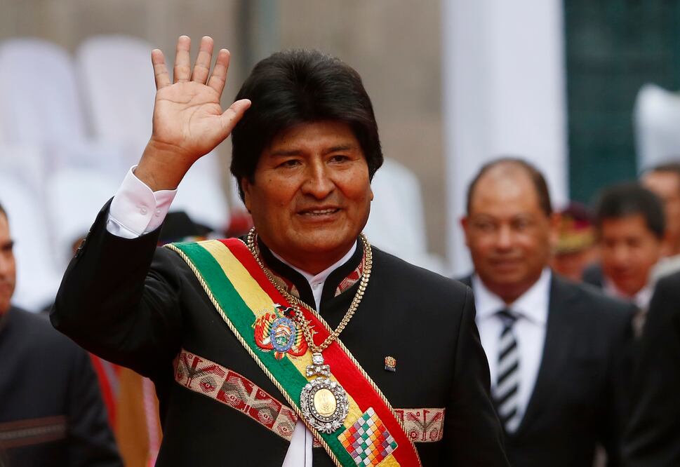 El mandatario de Bolivia, Evo Morales con la banda y la medalla presidencial (Foto: AP)