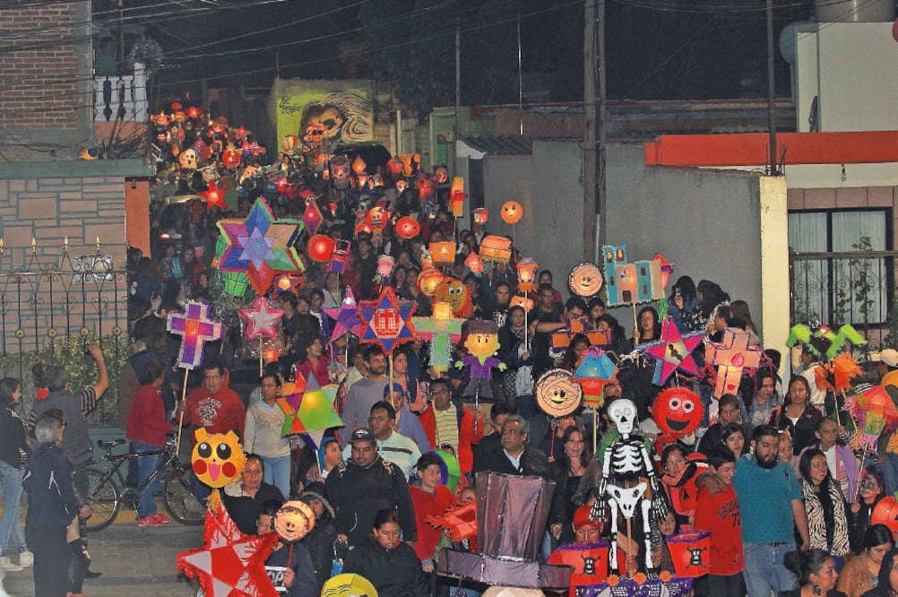 Usanza. Los faroles son elaborados de carrizo y papel de china, con una vela al centro (JUAN MANUEL BARRERA. EL UNIVERSAL)