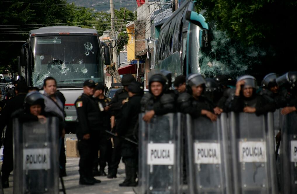 Maestros y elementos de la Policía Federal chocaron en el centro de Tuxtla Gutiérrez, durante una marcha que realizaban miembros de la sección VII de la Coordinadora Nacional de Trabajadores de la Educación (CNTE).
