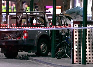 Hombre apuñala a 3 personas e incendia camioneta en Melbourne, Australia
