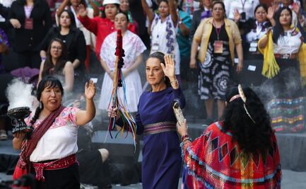 8M: Mujeres indígenas entregan bastón de mando a Sheinbaum; “¡Mucha fuerza!”, le desean