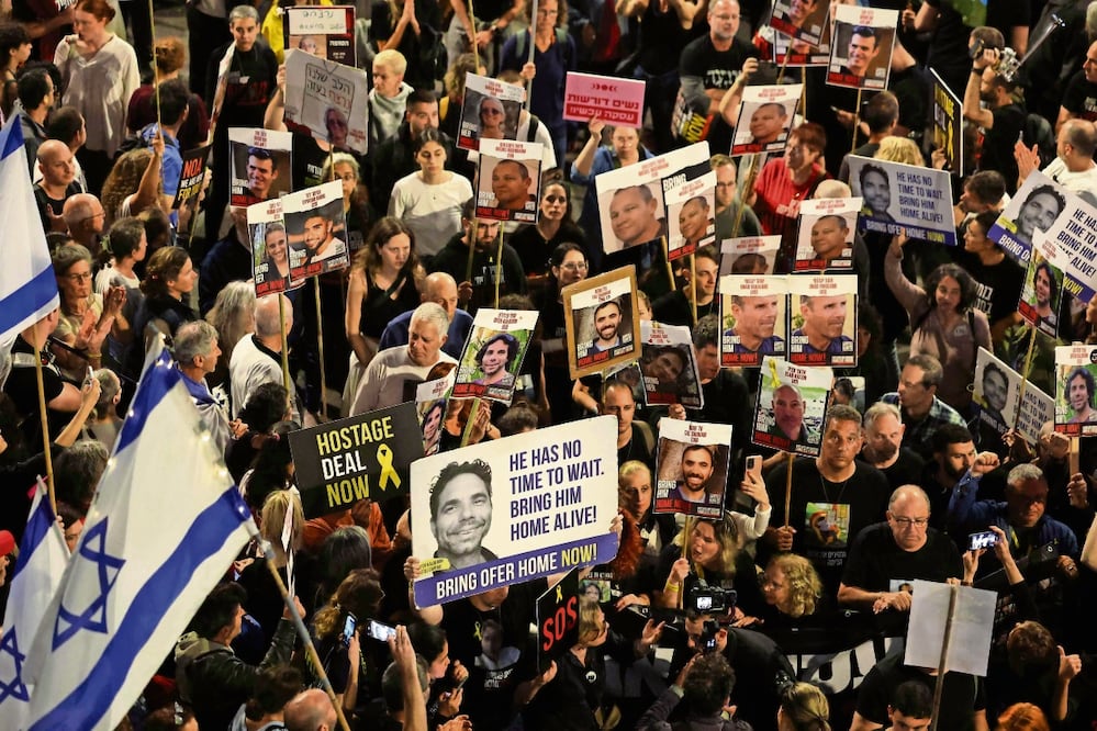 Asistentes a una manifestación, en Tel Aviv, de familiares de rehenes israelíes retenidos en Gaza desde los ataques del 7 de octubre de Hamas. Foto: Jack Guez / AFP