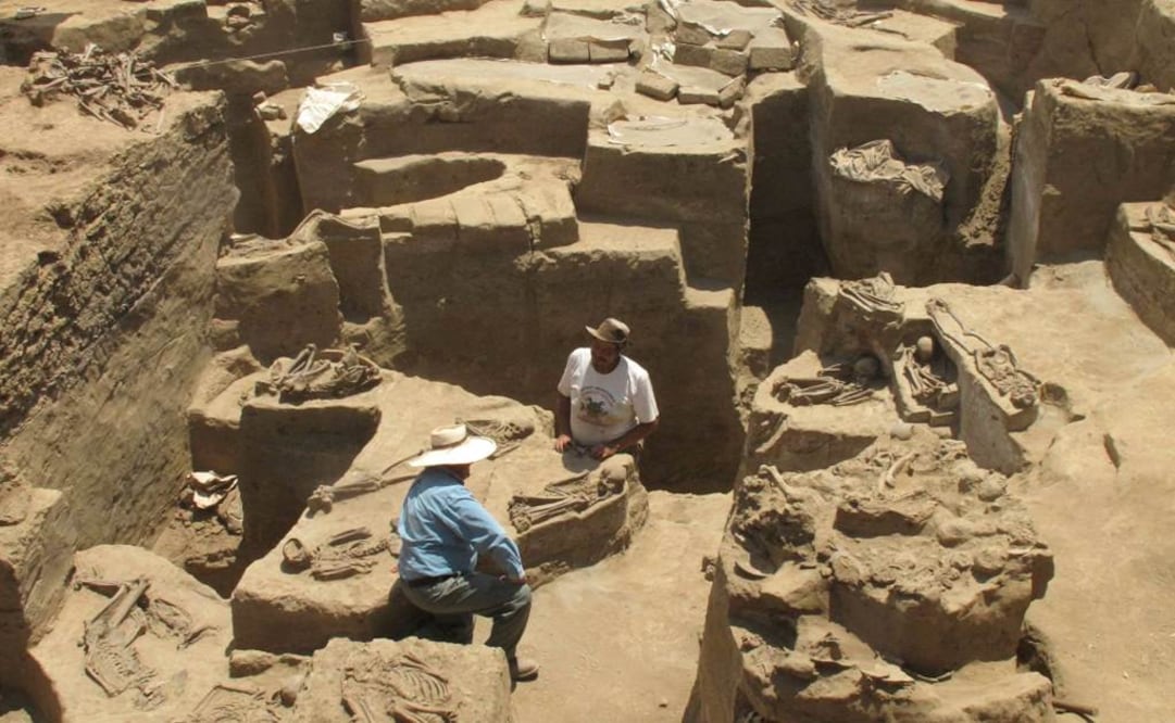 Arqueólogos trabajan en una plataforma funeraria de la región de Lambayeque, que también fue registrada por drones. (FOTO: Archivo EL UNIVERSAL)