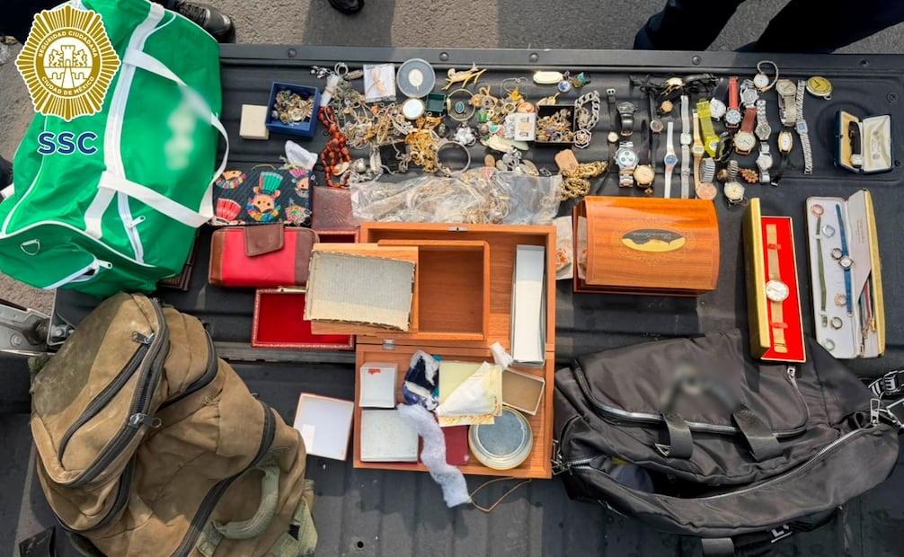 Los agentes aseguraron diversas piezas de oro, plata y bisutería, 128 dólares, 21 mil 500 pesos en efectivo y un teléfono celular. Foto: SSC
