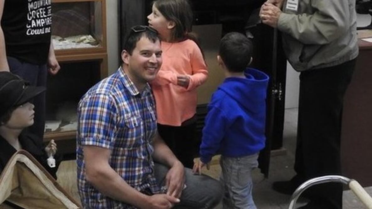 Stephen Mills (centro) frente a la caja fuerte que acababa de abrir. Foto: Chris Stead/Cortesía Stephen Mills