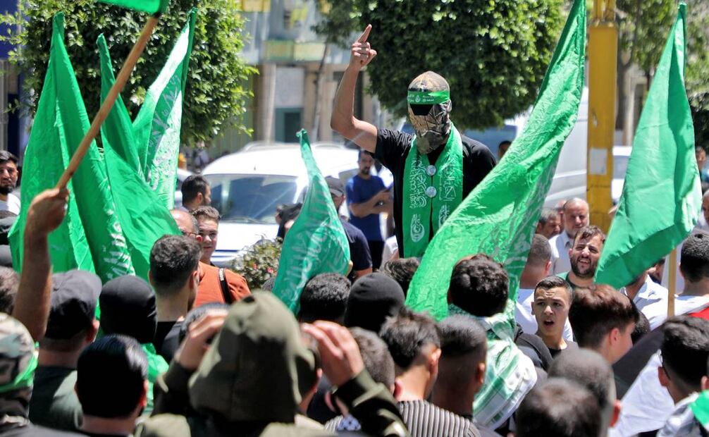 Los palestinos ondean banderas y corean consignas en la ciudad ocupada de Hebrón. Foto: AFP