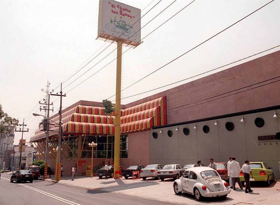 Peritos de la PGJDF realizaron trabajos de peritaje por la muerte de Paco Stanley en el restaurante "El Charco de las Ranas" en Periferico Sur. 10 de Junio de 1999. Foto: Vicente Arteaga/ Archivo El Universal.