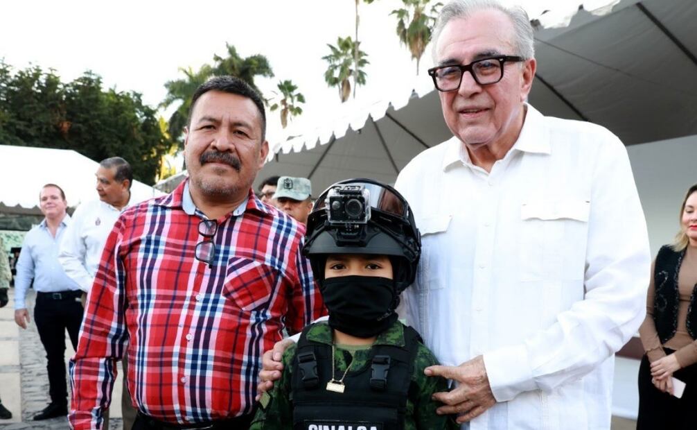 Rubén Rocha Moya que convivio con familias que acudieron admirar los programas (01/12/2024). Foto: Especial