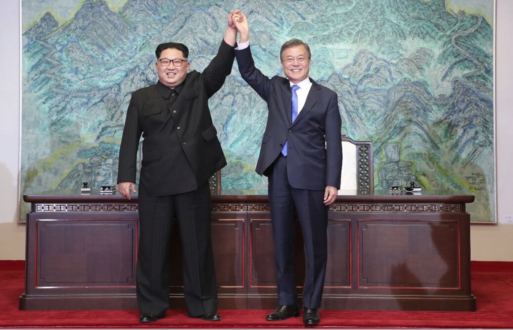 Sonriendo y tomados de la mano, el líder norcoreano, Kim Jong-un, y el presidente surcoreano, Moon Jae-in, se reunieron la mañana de este viernes en la zona desmilitarizada entre ambos países, en la primera cumbre de las dos Coreas en más de un década. Foto AP