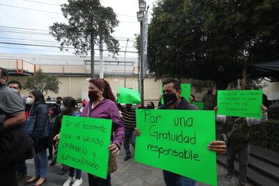Estudiantes de la UAEM entregan a rector petición sobre descuentos