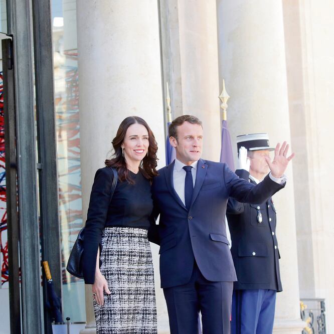 Reunión. Jacinda Ardern, premier de Nueva Zelanda, ayer con el presidente francés, Emmanuel Macron. PHILIPPE WOJAZER. REUTERS