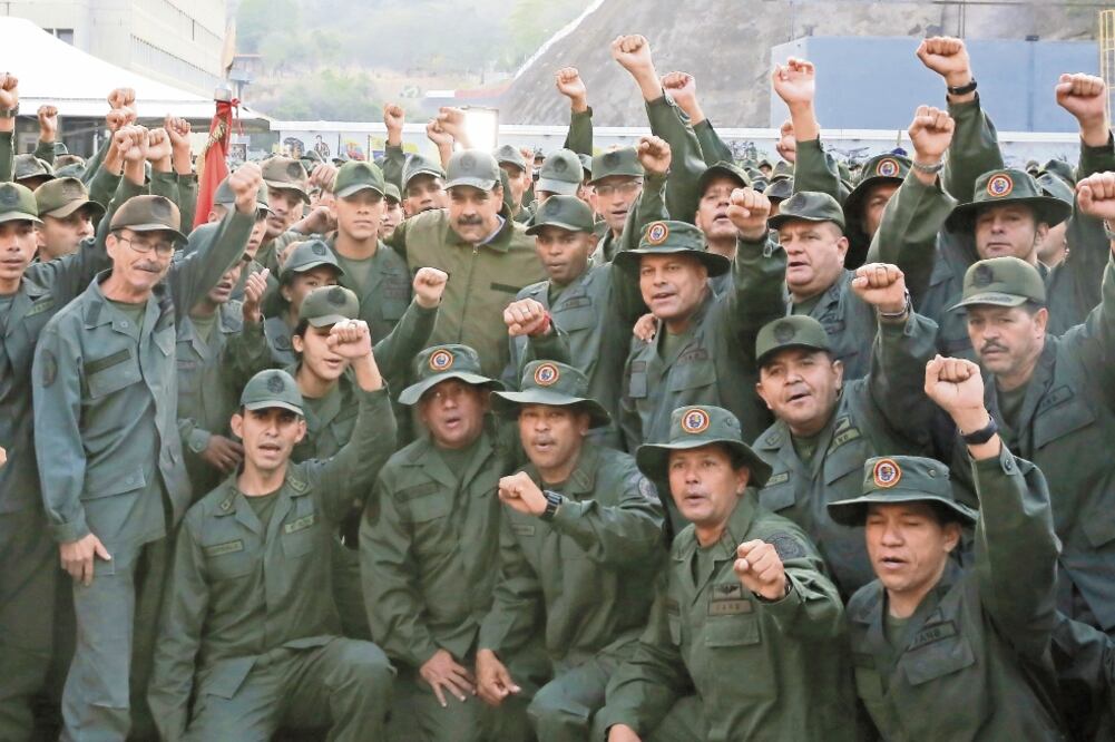 El mandatario Nicolás Maduro, ayer en un acto oficial que congregó a miles de soldados y que se transmitió en cadena obligatoria en radio y TV. / JHONN ZERPA. AP