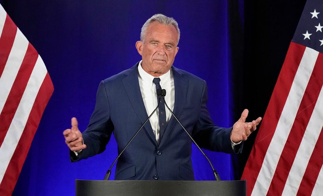 Robert F. Kennedy Jr., candidato independiente, al anunciar que "suspende" su campaña en una conferencia en Phoenix, Arizona. Foto: AP