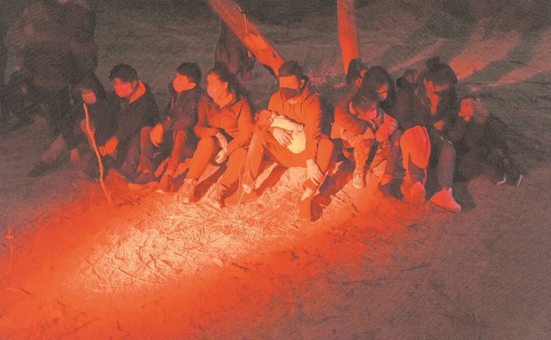 Familias migrantes después de cruzar la frontera entre México y Estados Unidos, donde permanecieron en Roma, Texas. Una oleada de indocumentados, en su mayoría de Centroamérica, han desafiado a las agencias estadounidenses. Foto: John Moore / AFP.