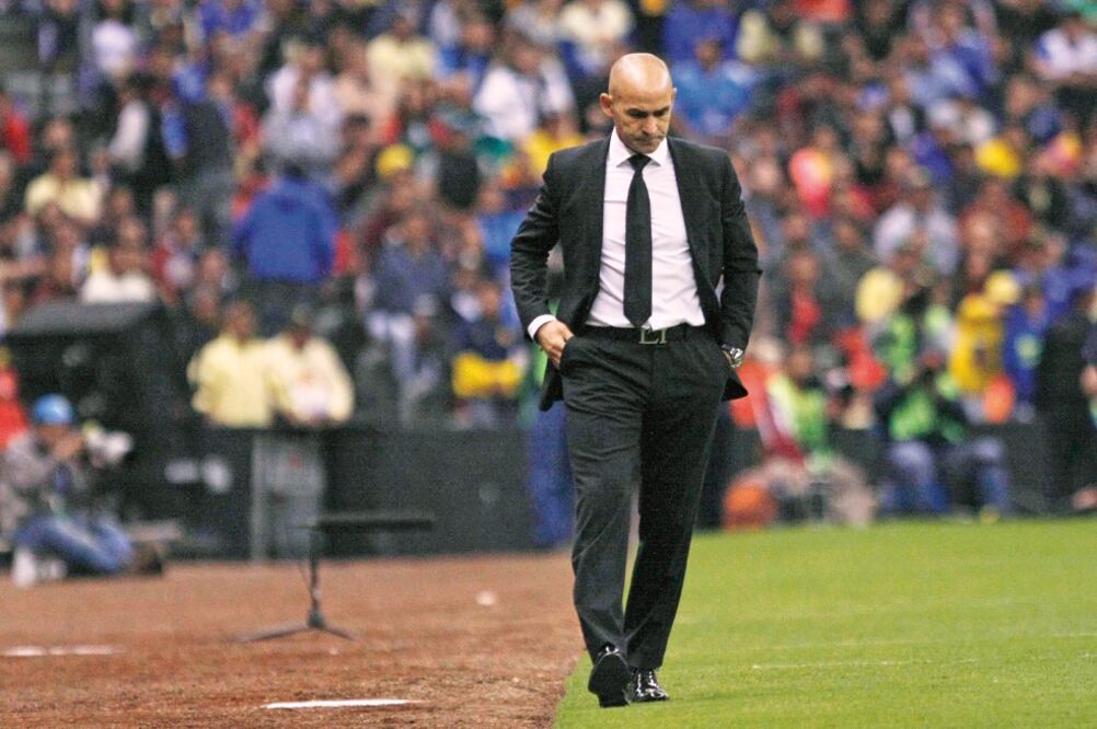 Paco Jémez salió del estadio con la cabeza agachada (CARLOS MEJÍA. EL UNIVERSAL)