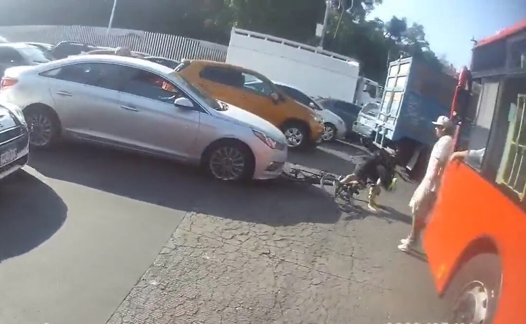 Conductor atropella a motociclista en cruce del Centro Histórico. Foto: Captura de video