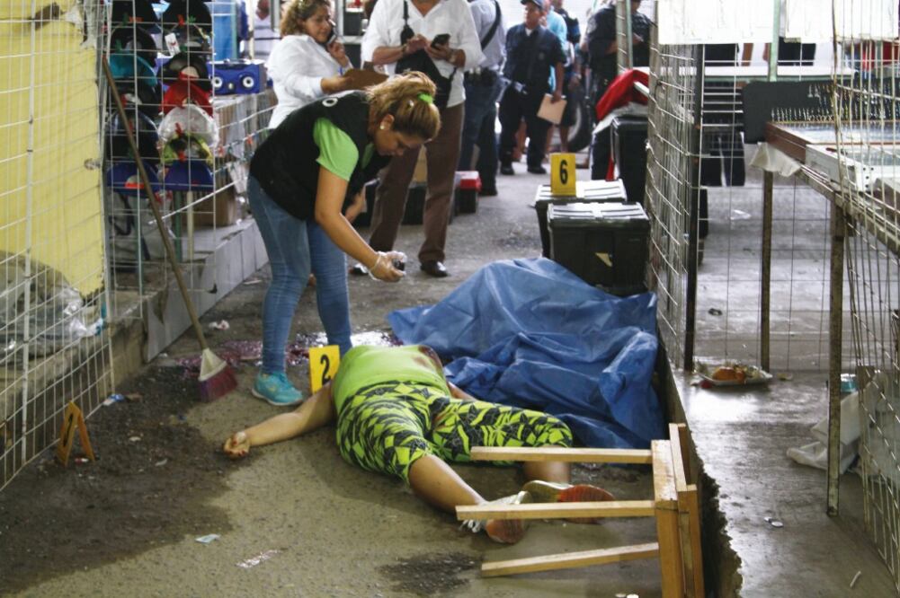 El jueves pasado dos mujeres fueron asesinadas a balazos por un grupo armado en el mercado Acatianguis; también dos hombres resultaron heridos (BERNANDINO HERNÁNDEZ. CUARTOSCURO)