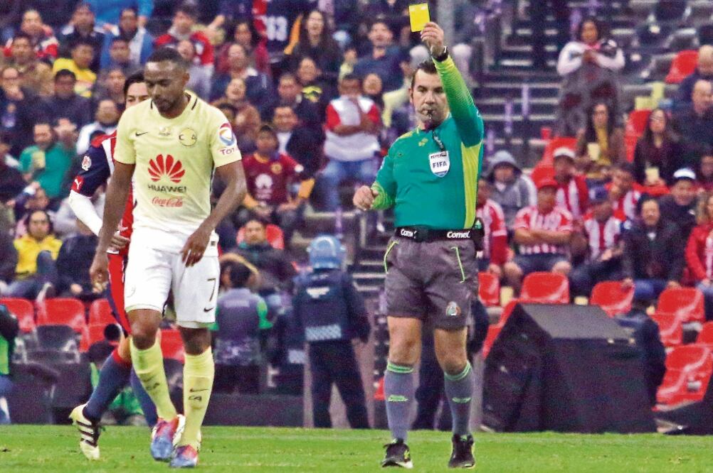 El juez central que pitará el Clásico en el estadio Chivas ha estado presente en seis de las últimas siete eliminaciones azulcremas en Liguilla (JOSÉ MACÍAS. IMAGO7)