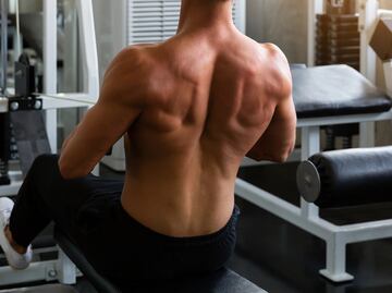 El entrenamiento de hipertrofia y biomecánica ideal para fortalecer la espalda, según entrenador