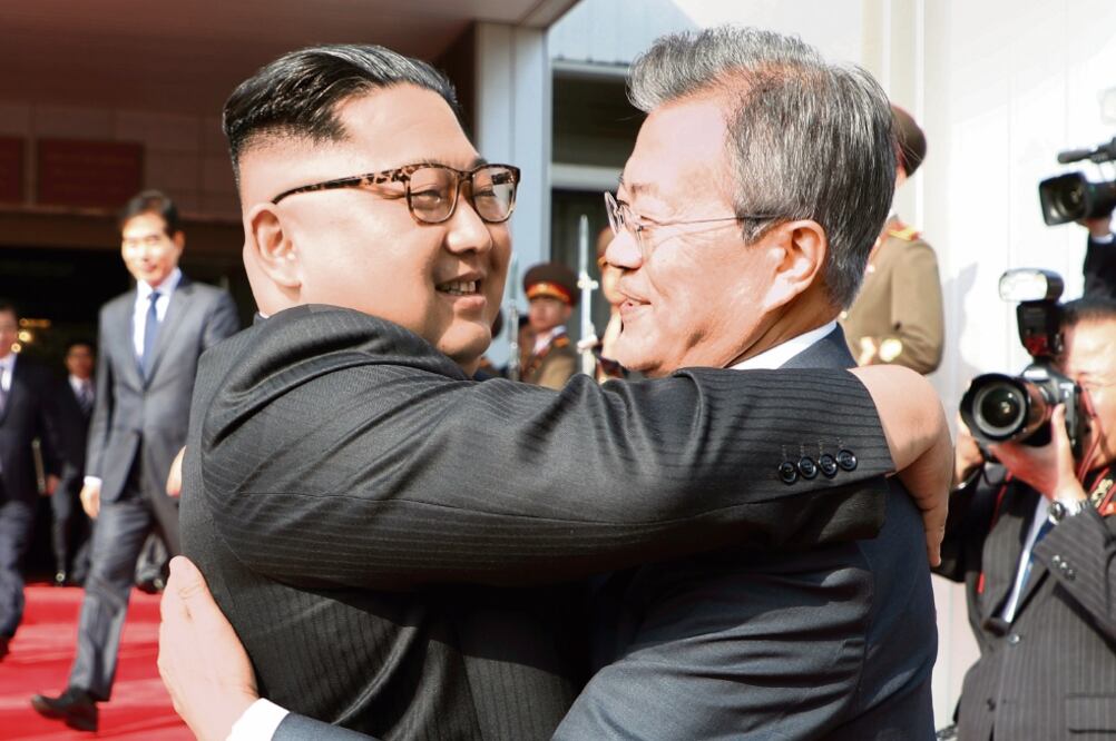 Amistosos. El norcoreano Kim Jong-un y el surcoreano Moon Jae-in sellaron su encuentro con un abrazo. Foto: AP