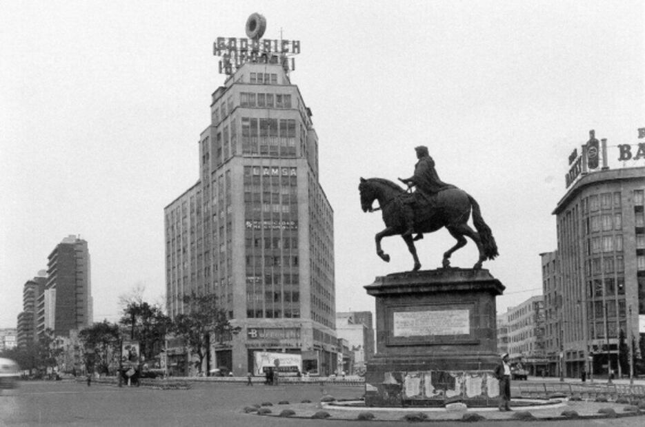 La glorieta del Caballito y sus alrededores a inicios de los cincuenta. Cortesía Luis Márquez.