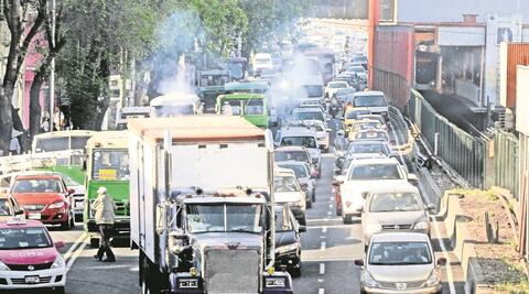 Este miércoles 4 de diciembre no circulan autos con engomado rojo