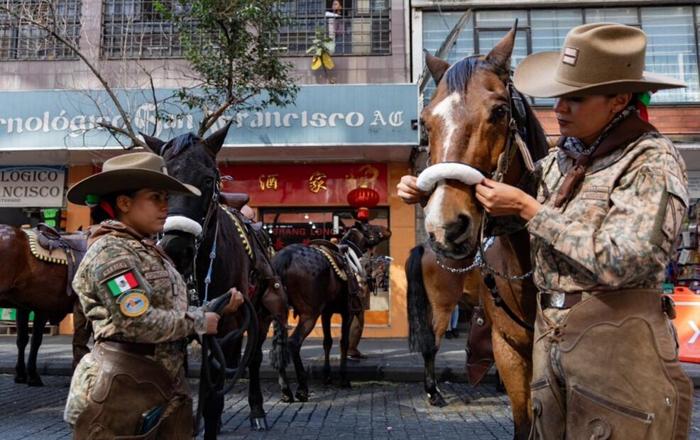 Elementos del Ejército mexicano se preparan para participar en el desfile cívico-militar por el 115 aniversario del inicio de la Revolución Mexicana, que este año cambia de ruta y culminará en el Monumento a la Revolución en la Ciudad de México, el jueves 20 de noviembre de 2025. Foto: Luis Camacho/EL UNIVERSAL