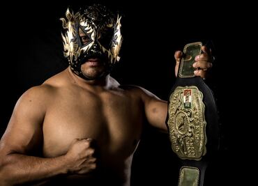 Pólvora regresa a una jaula para apostar su máscara