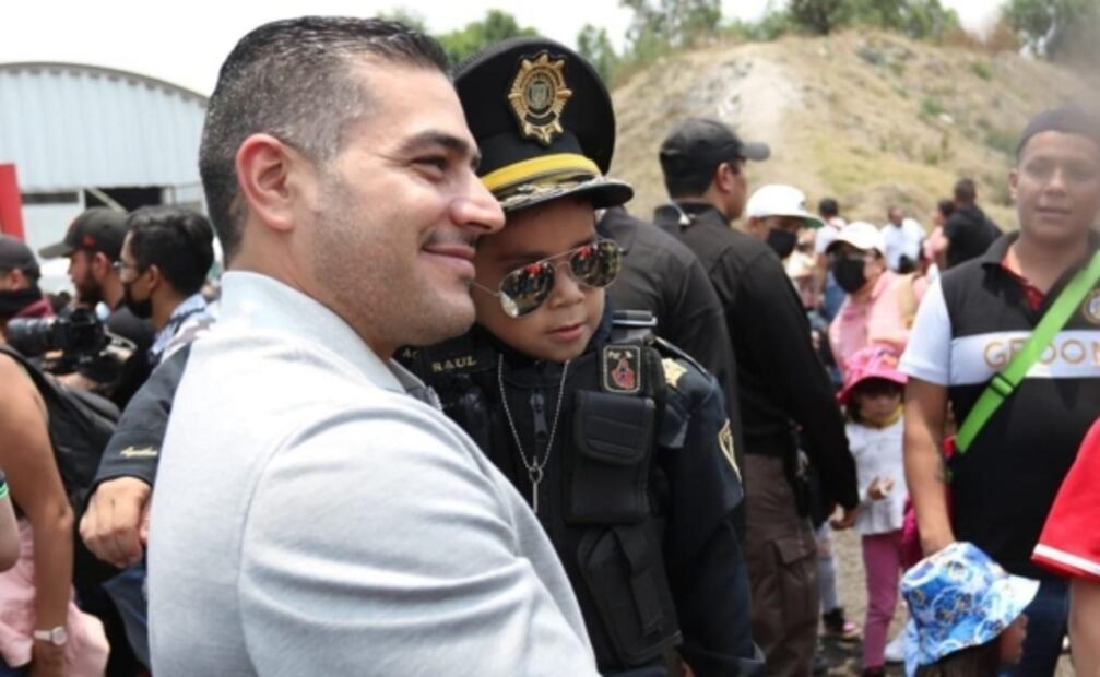 En Día del Niño, festejan a hijos de policías con helicópteros y patrullas en Iztapalapa
