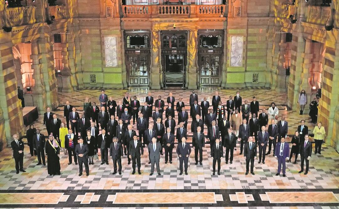 Los líderes mundiales, en la recepción nocturna para marcar el día de apertura de la Conferencia de las Naciones Unidas sobre el Cambio Climático, en Glasgow. Foto: Alberto Pezzali/ AFP.