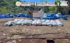 La Marina Armada, la FGR y la SSPC inhabilitaron tres laboratorios clandestinos ligados a “Los Chapitos”, en la comunidad de Corralejo, Sinaloa, en los que había 16 mil 350 kilogramos de aparente metanfetamina, 4 mil 350 litros de precursores y 5 mil 700 kilogramos de sustancias sólidas.  Foto: Semar