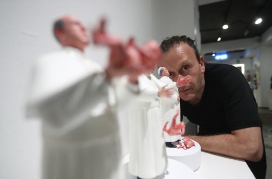 Escultura del papa Francisco tirando a un bebé, una protesta contra la pederastia y el abuso sexual en la iglesia