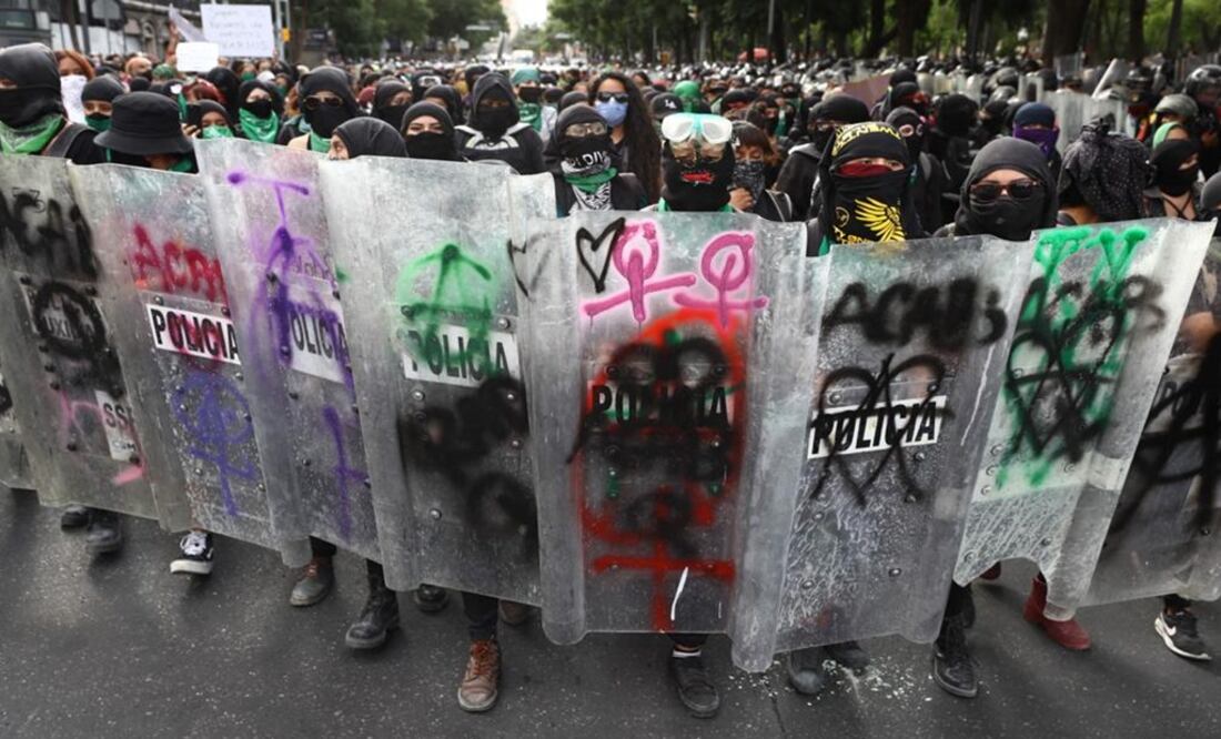 Some demonstrators grabbed riot shields from police and formed a phalanx to try to advance - Photo: Diego Simón/EL UNIVERSAL