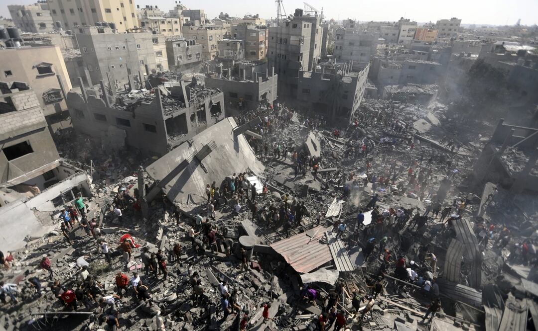 Palestinos revisan los restos de edificios destruidos tras ataques aéreos israelíes en la localidad de Khan Younis. Foto: AP